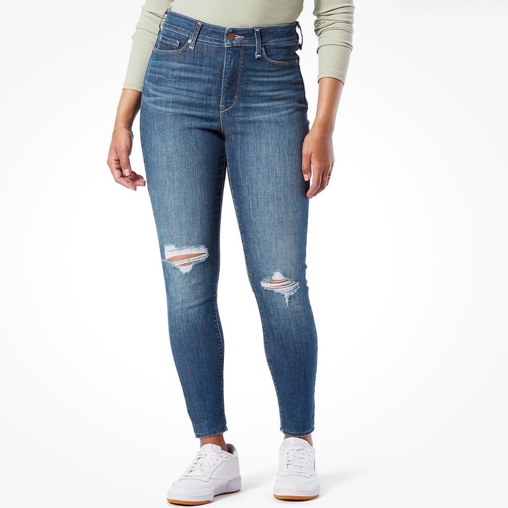 EUC- Levi’s Signature Shaping High Rise ‘Super Skinny’ Distressed Stretch Jean